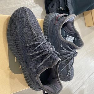 Yeezy fu9013 kids  pre owned size 3